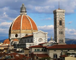 El campanario aledaño, dibujado por Giotto